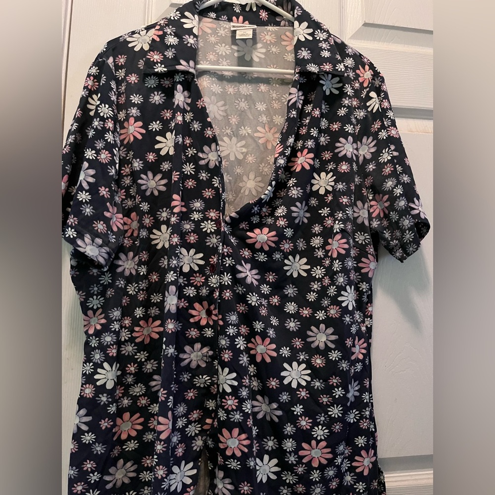 100% polyester short sleeve women’s top size 24 blue with flowers